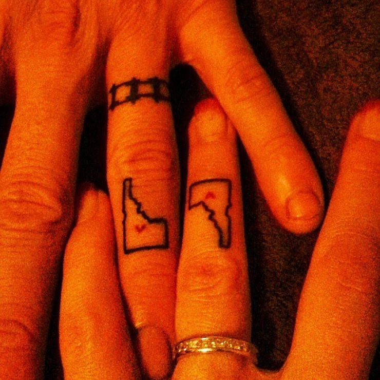 Illustration de l'article : What if we replaced wedding rings with unique tattoos? These 19 people did!