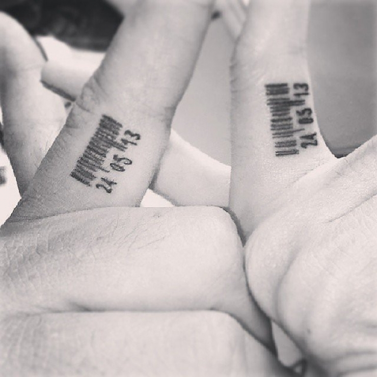 Illustration de l'article : What if we replaced wedding rings with unique tattoos? These 19 people did!