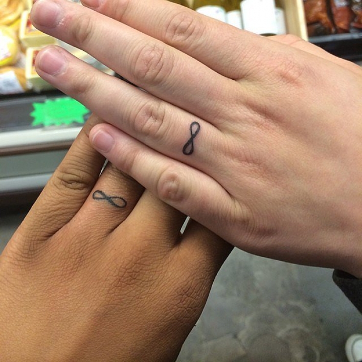 Illustration de l'article : What if we replaced wedding rings with unique tattoos? These 19 people did!