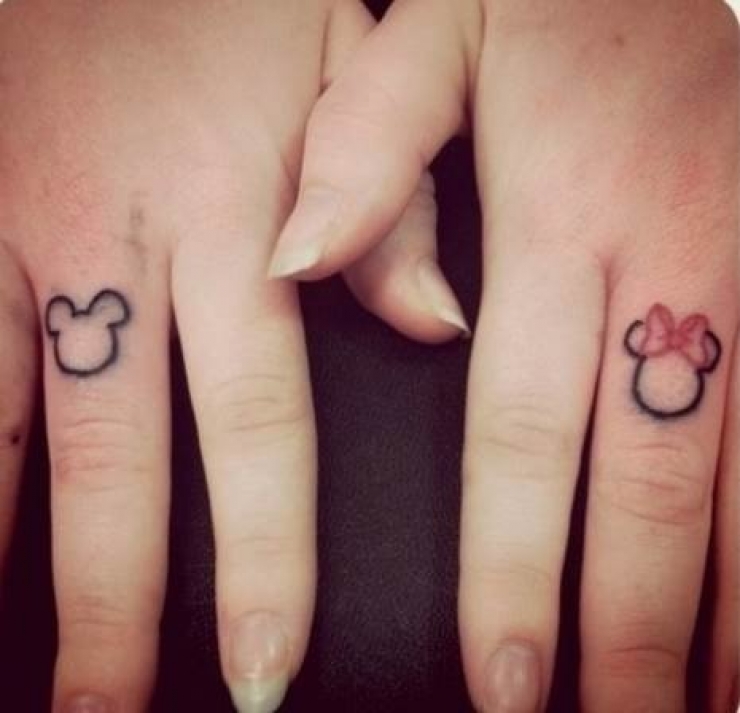 Illustration de l'article : What if we replaced wedding rings with unique tattoos? These 19 people did!