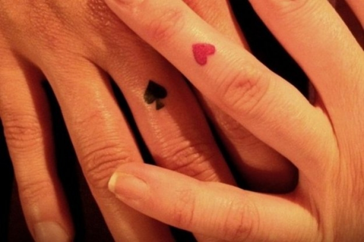 Illustration de l'article : What if we replaced wedding rings with unique tattoos? These 19 people did!