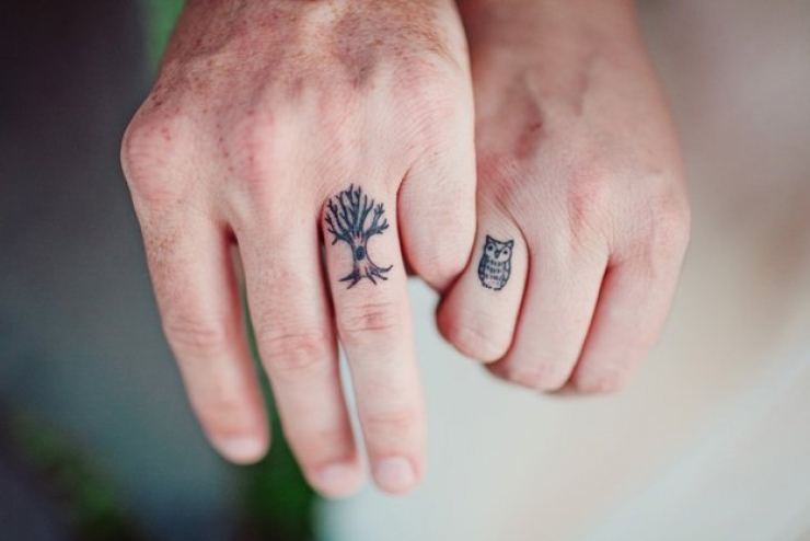 Illustration de l'article : What if we replaced wedding rings with unique tattoos? These 19 people did!