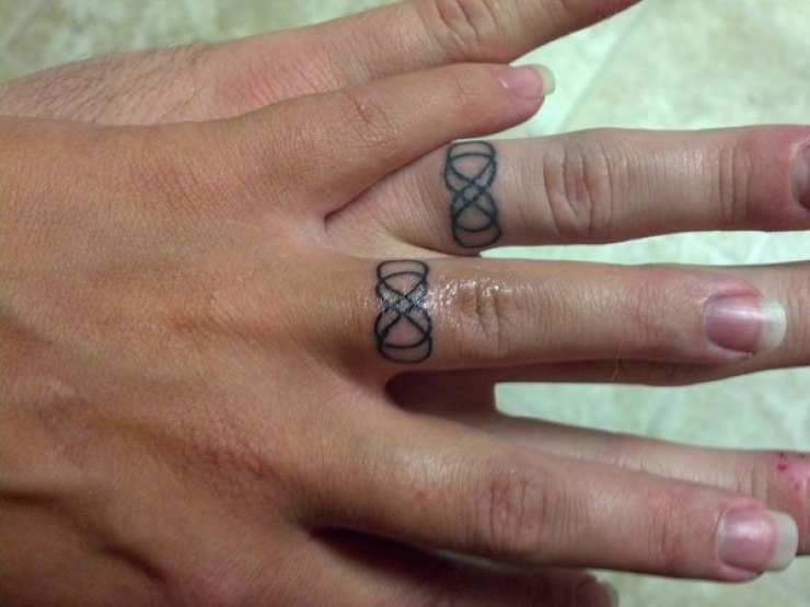 Illustration de l'article : What if we replaced wedding rings with unique tattoos? These 19 people did!