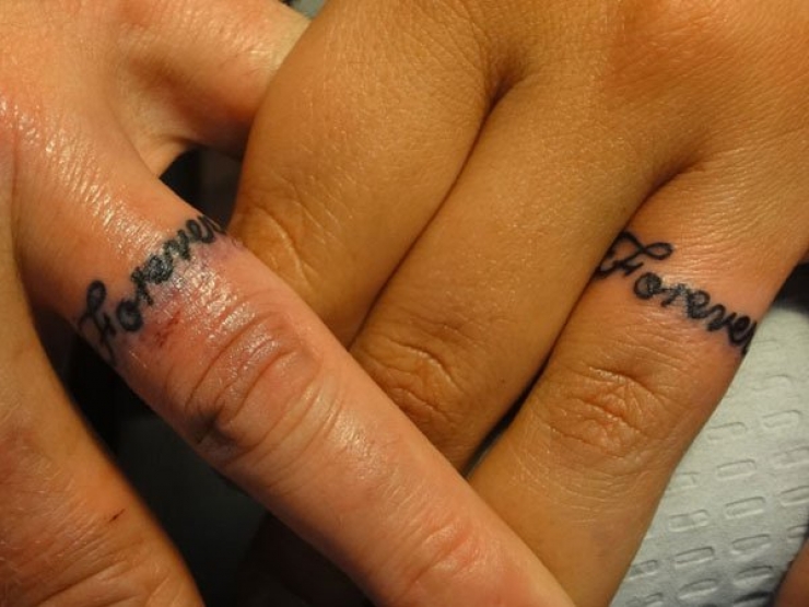 Illustration de l'article : What if we replaced wedding rings with unique tattoos? These 19 people did!