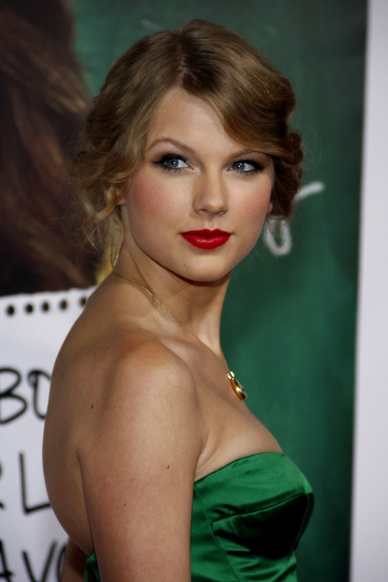 Illustration de l'article : Top 15 gifts that have been given to celebrities from the creepiest fans