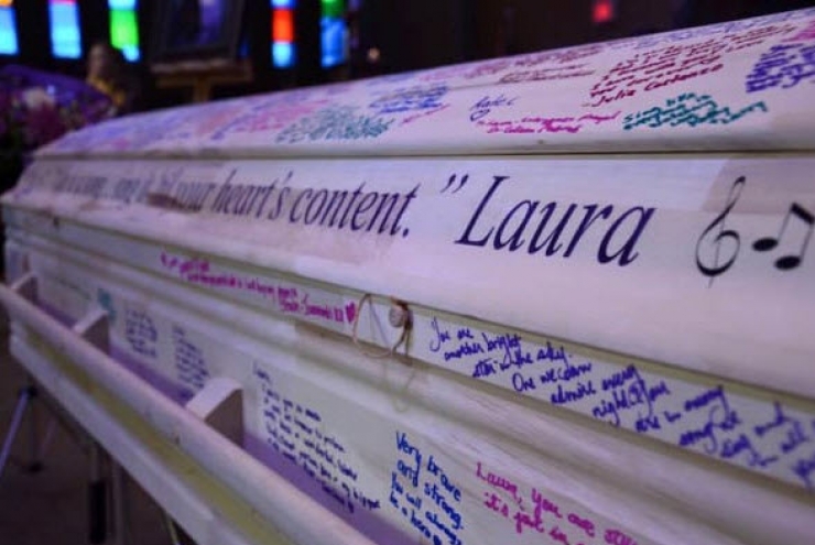 Illustration de l'article : After she died from cancer, what her school friends did at her funeral is admirable!