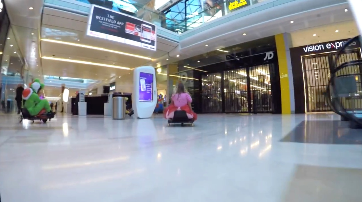 Illustration de l'article : Mario Kart in person at a shopping mall