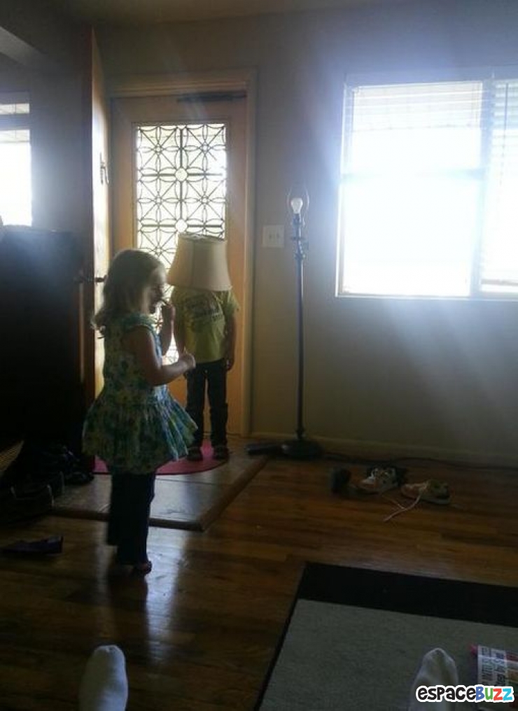 Illustration de l'article : These 14 children clearly have a lot to learn about playing hide and seek...