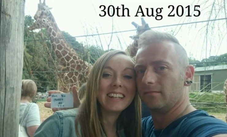 Illustration de l'article : By taking selfies, he hid his marriage proposals to his girlfriend for months... Here's why: