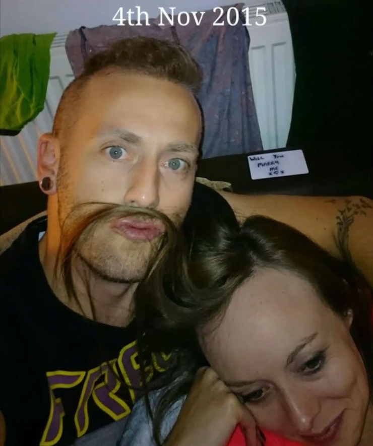 Illustration de l'article : By taking selfies, he hid his marriage proposals to his girlfriend for months... Here's why: