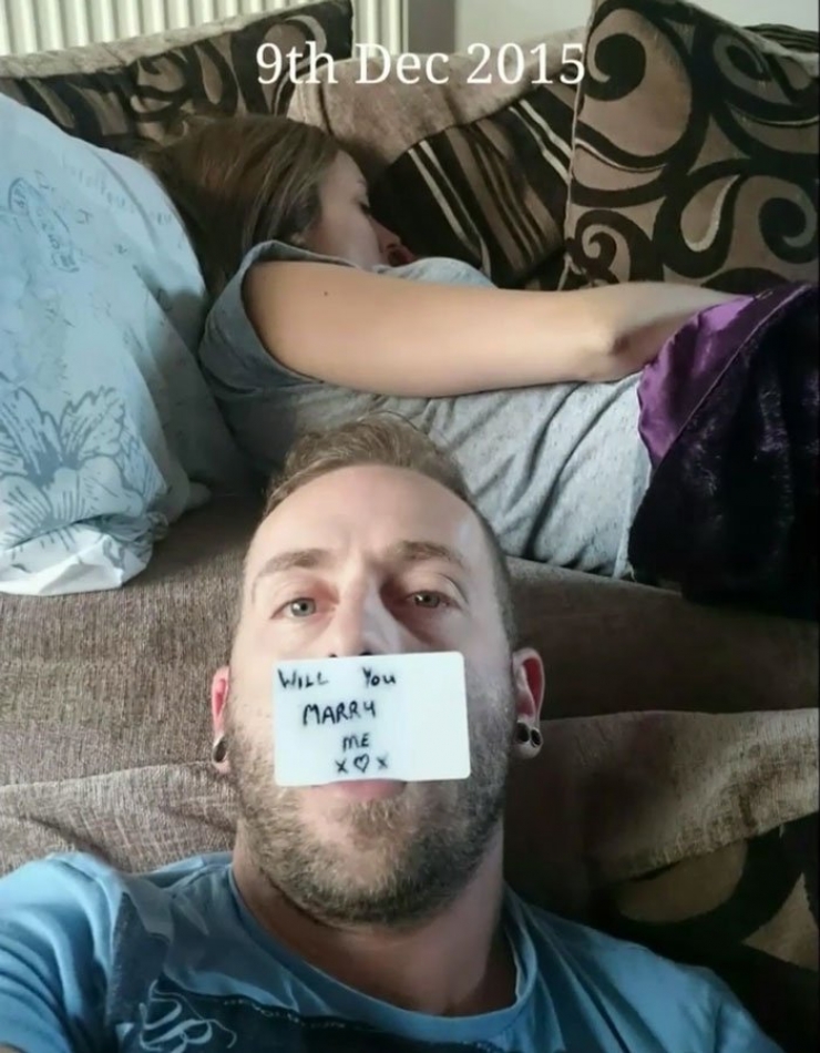 Illustration de l'article : By taking selfies, he hid his marriage proposals to his girlfriend for months... Here's why: