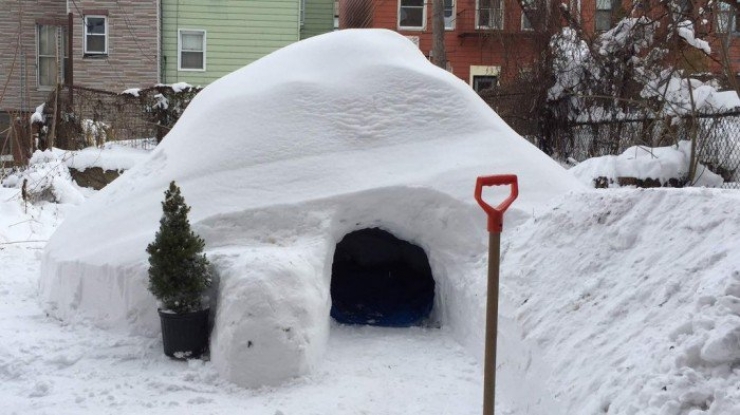 Illustration de l'article : He built an igloo and put it up for rent on Airbnb... They deleted the ad and sent him a funny message!