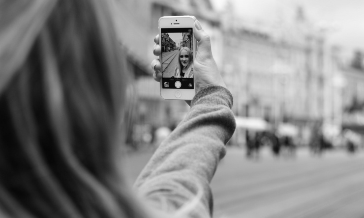 Illustration de l'article : According to one study, taking too many selfies may be linked to a mental health problem...