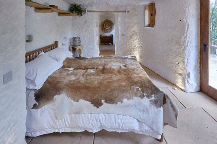 Illustration de l'article : He lives in this 800-year old cave... But when you see the inside, you’ll immediately understand why!