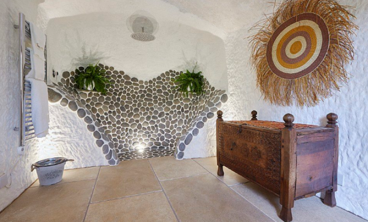 Illustration de l'article : He lives in this 800-year old cave... But when you see the inside, you’ll immediately understand why!