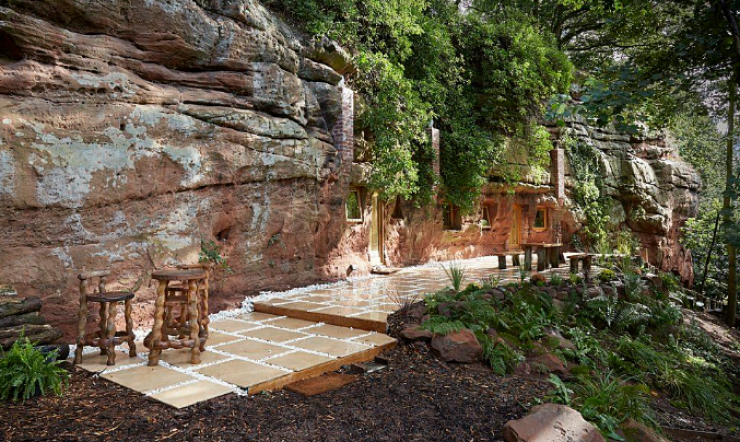 Illustration de l'article : He lives in this 800-year old cave... But when you see the inside, you’ll immediately understand why!