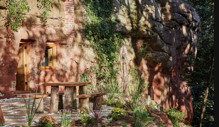 Illustration de l'article : He lives in this 800-year old cave... But when you see the inside, you’ll immediately understand why!