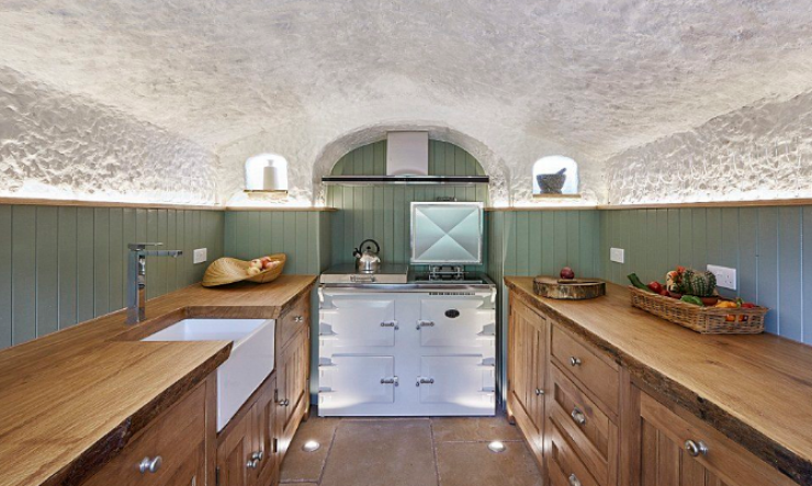 Illustration de l'article : He lives in this 800-year old cave... But when you see the inside, you’ll immediately understand why!