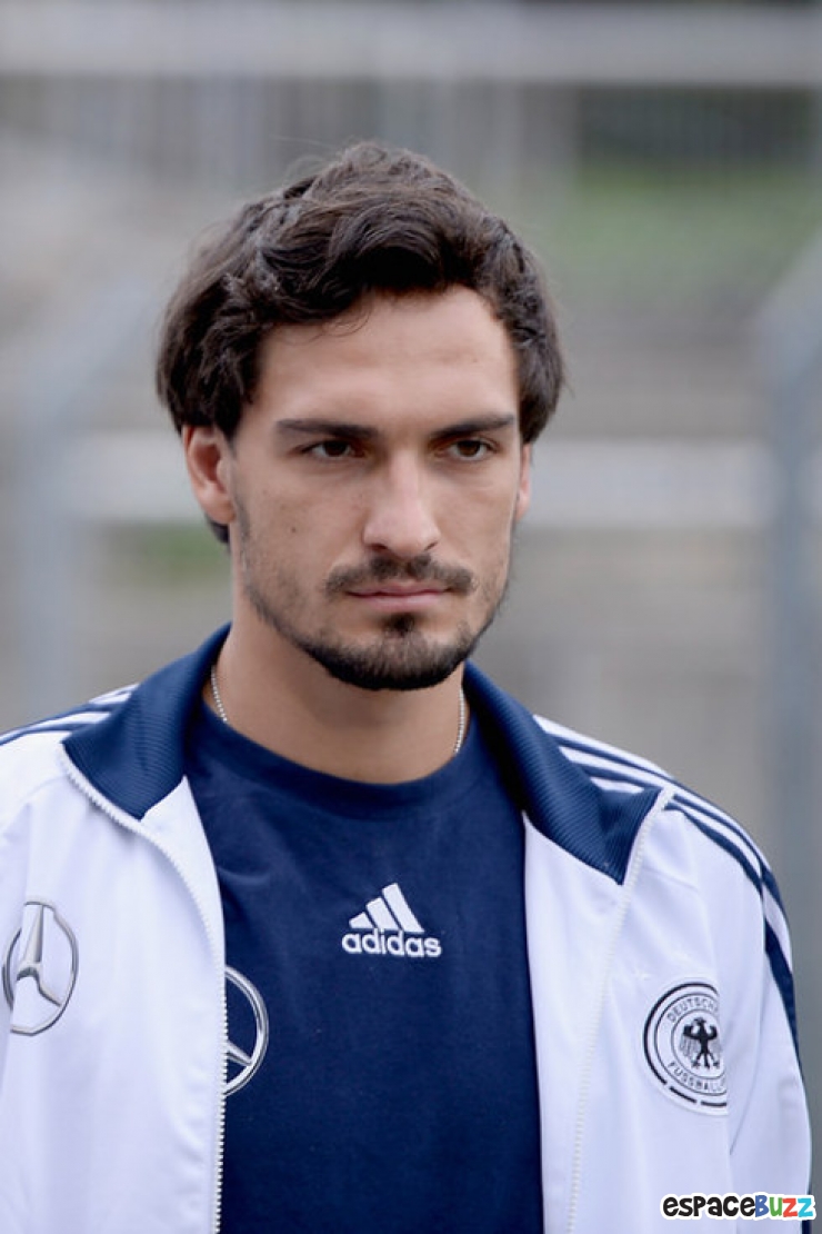 Illustration de l'article : The top 8 soccer players who have gained as much in beauty as they have in experience