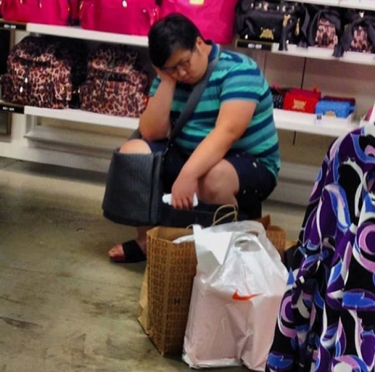 Illustration de l'article : 20 photos proving that the majority of men don’t like to shop...