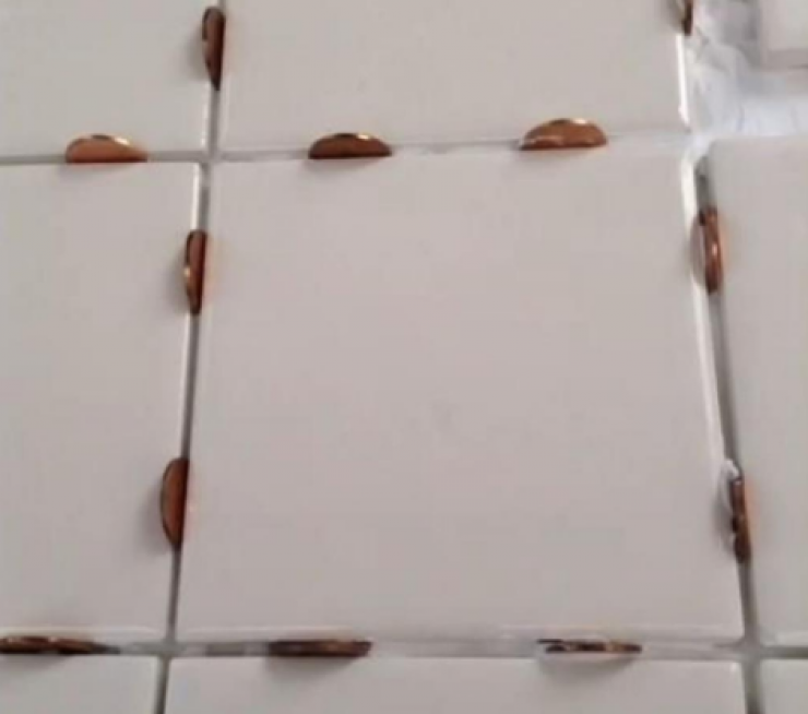 Illustration de l'article : She glues coins on the bottom of her daughter’s shoes for a brilliant reason! Something to think about...