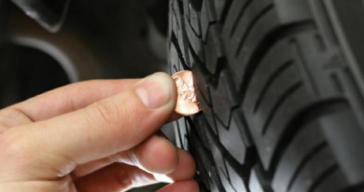 Illustration de l'article : She glues coins on the bottom of her daughter’s shoes for a brilliant reason! Something to think about...