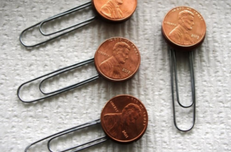 Illustration de l'article : She glues coins on the bottom of her daughter’s shoes for a brilliant reason! Something to think about...