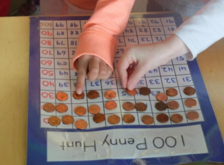 Illustration de l'article : She glues coins on the bottom of her daughter’s shoes for a brilliant reason! Something to think about...