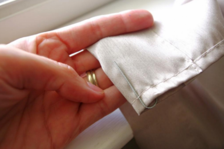 Illustration de l'article : She glues coins on the bottom of her daughter’s shoes for a brilliant reason! Something to think about...