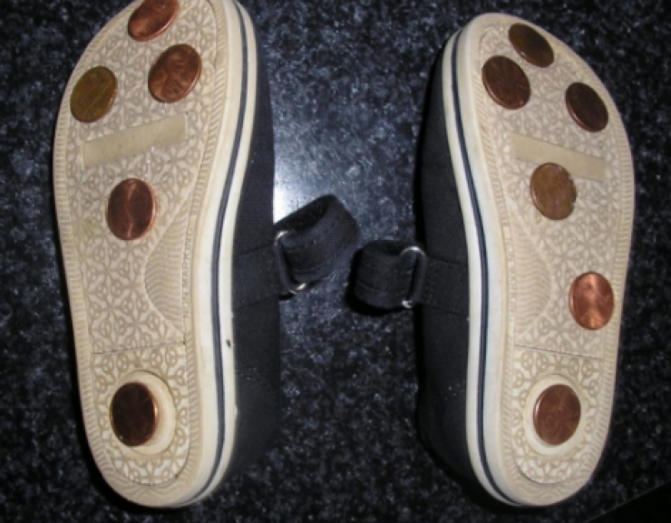 Illustration de l'article : She glues coins on the bottom of her daughter’s shoes for a brilliant reason! Something to think about...