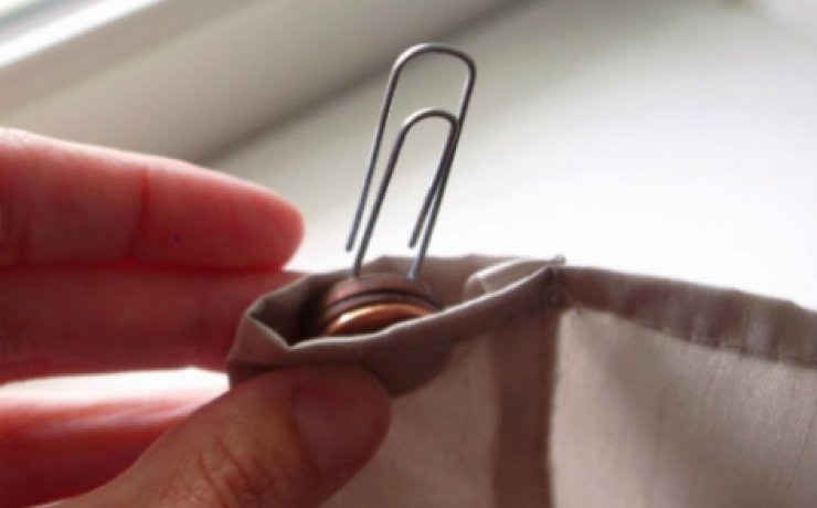 Illustration de l'article : She glues coins on the bottom of her daughter’s shoes for a brilliant reason! Something to think about...