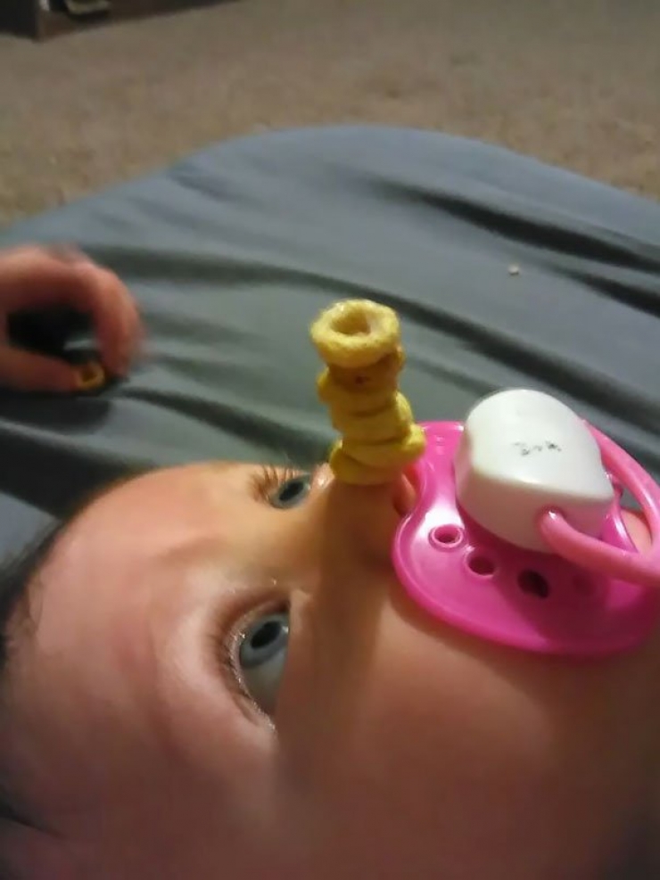 Illustration de l'article : Dads have a new challenge on the internet: stacking the most Cheerios on their sleeping babies!