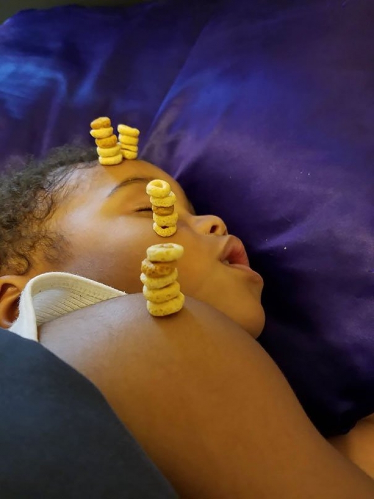 Illustration de l'article : Dads have a new challenge on the internet: stacking the most Cheerios on their sleeping babies!