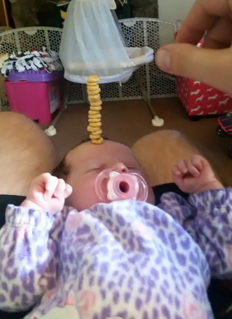 Illustration de l'article : Dads have a new challenge on the internet: stacking the most Cheerios on their sleeping babies!