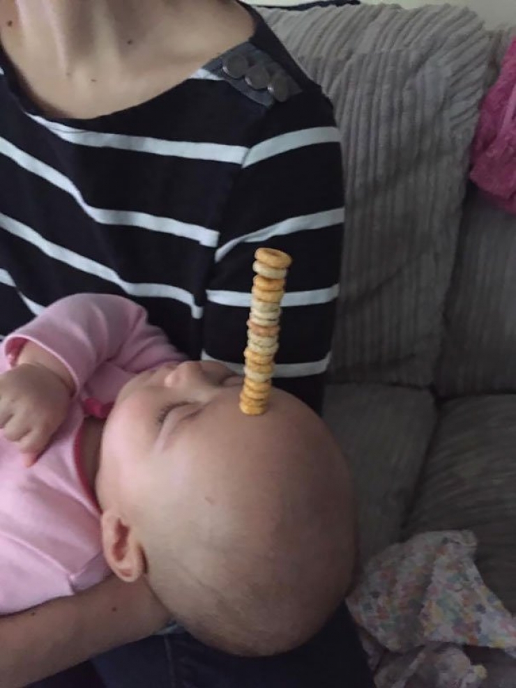 Illustration de l'article : Dads have a new challenge on the internet: stacking the most Cheerios on their sleeping babies!