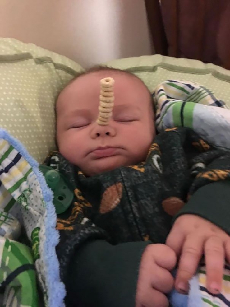 Illustration de l'article : Dads have a new challenge on the internet: stacking the most Cheerios on their sleeping babies!