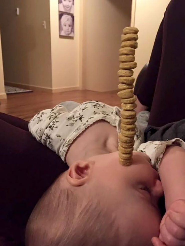 Illustration de l'article : Dads have a new challenge on the internet: stacking the most Cheerios on their sleeping babies!