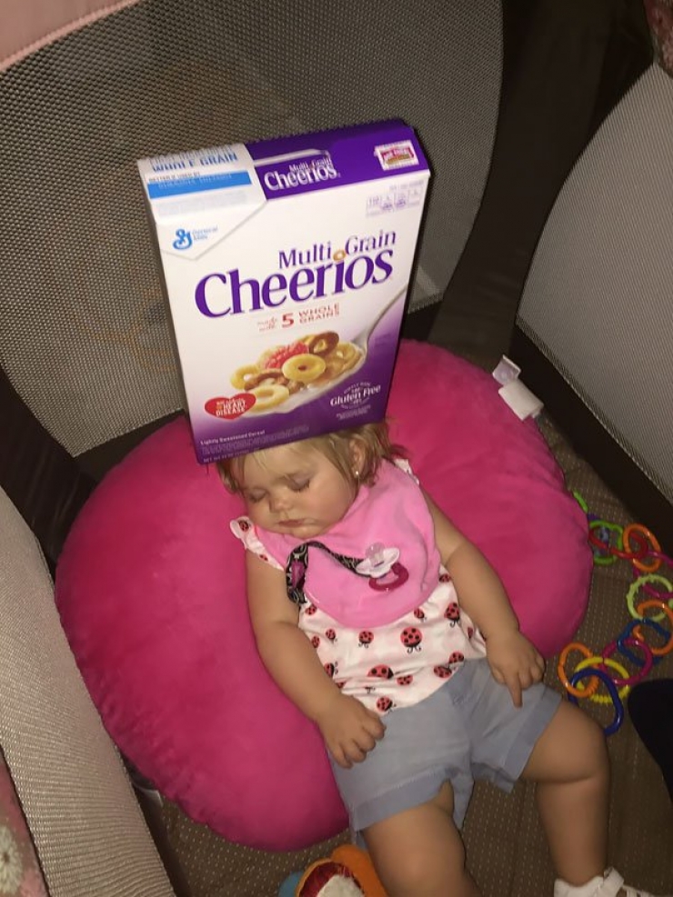 Illustration de l'article : Dads have a new challenge on the internet: stacking the most Cheerios on their sleeping babies!