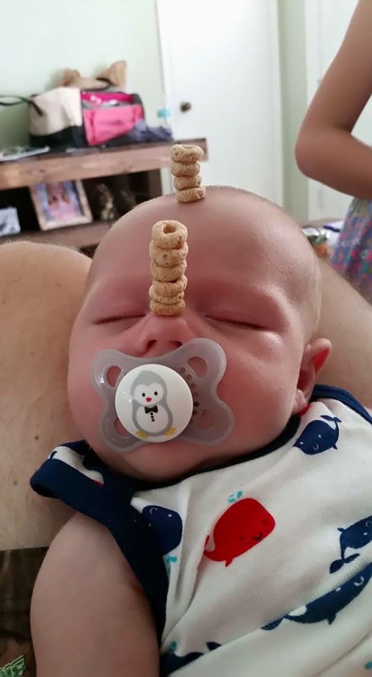 Illustration de l'article : Dads have a new challenge on the internet: stacking the most Cheerios on their sleeping babies!