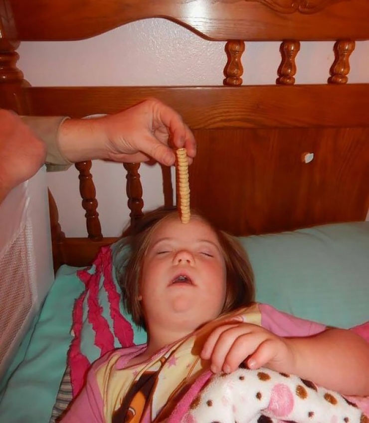 Illustration de l'article : Dads have a new challenge on the internet: stacking the most Cheerios on their sleeping babies!