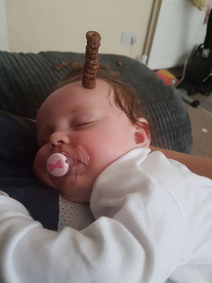 Illustration de l'article : Dads have a new challenge on the internet: stacking the most Cheerios on their sleeping babies!