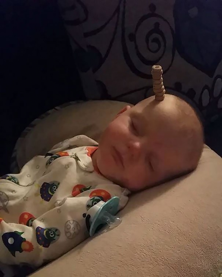 Illustration de l'article : Dads have a new challenge on the internet: stacking the most Cheerios on their sleeping babies!