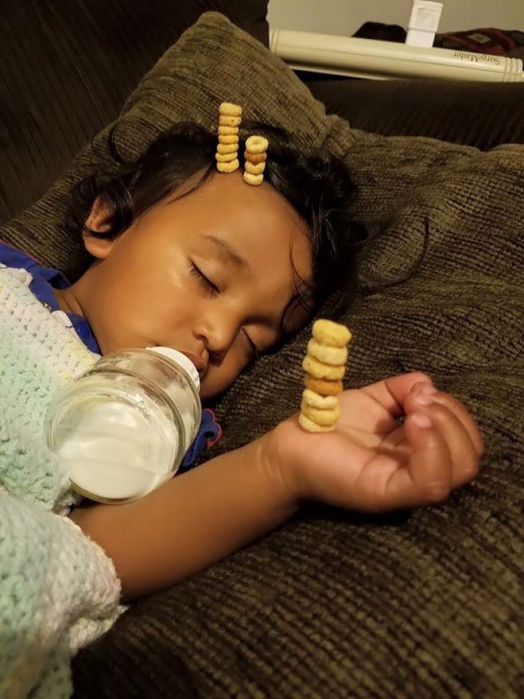 Illustration de l'article : Dads have a new challenge on the internet: stacking the most Cheerios on their sleeping babies!
