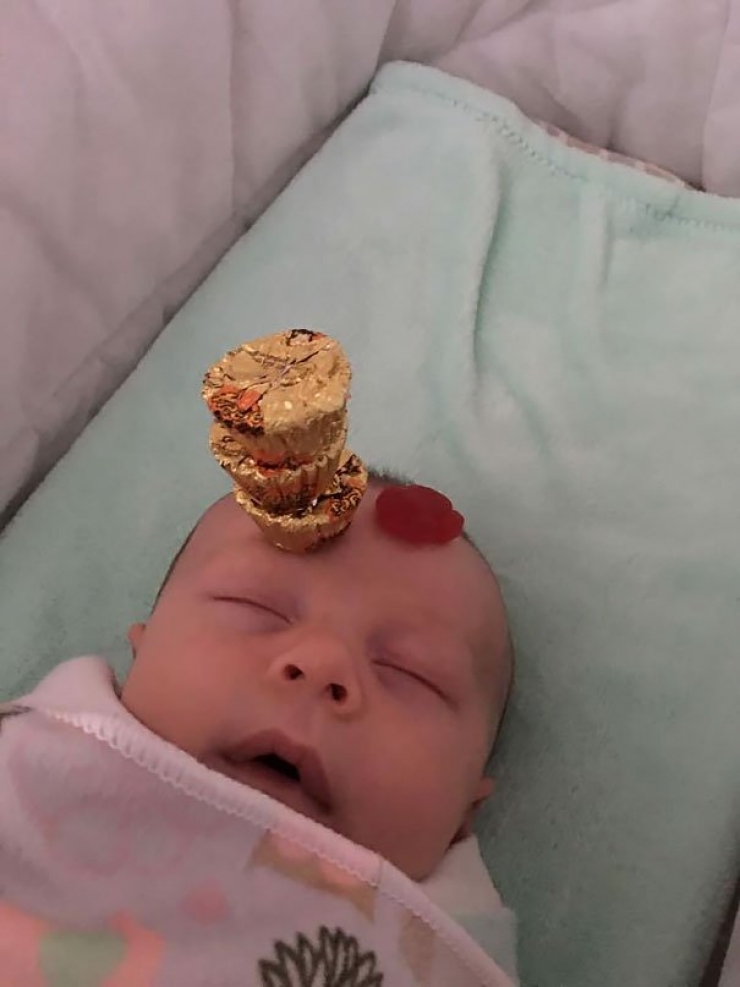 Illustration de l'article : Dads have a new challenge on the internet: stacking the most Cheerios on their sleeping babies!