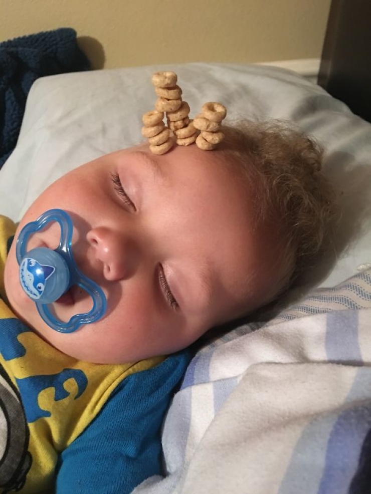 Illustration de l'article : Dads have a new challenge on the internet: stacking the most Cheerios on their sleeping babies!