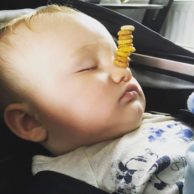 Illustration de l'article : Dads have a new challenge on the internet: stacking the most Cheerios on their sleeping babies!