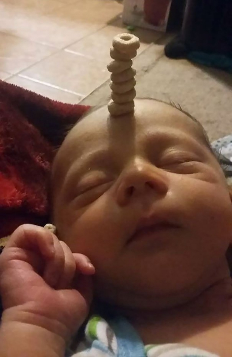 Illustration de l'article : Dads have a new challenge on the internet: stacking the most Cheerios on their sleeping babies!