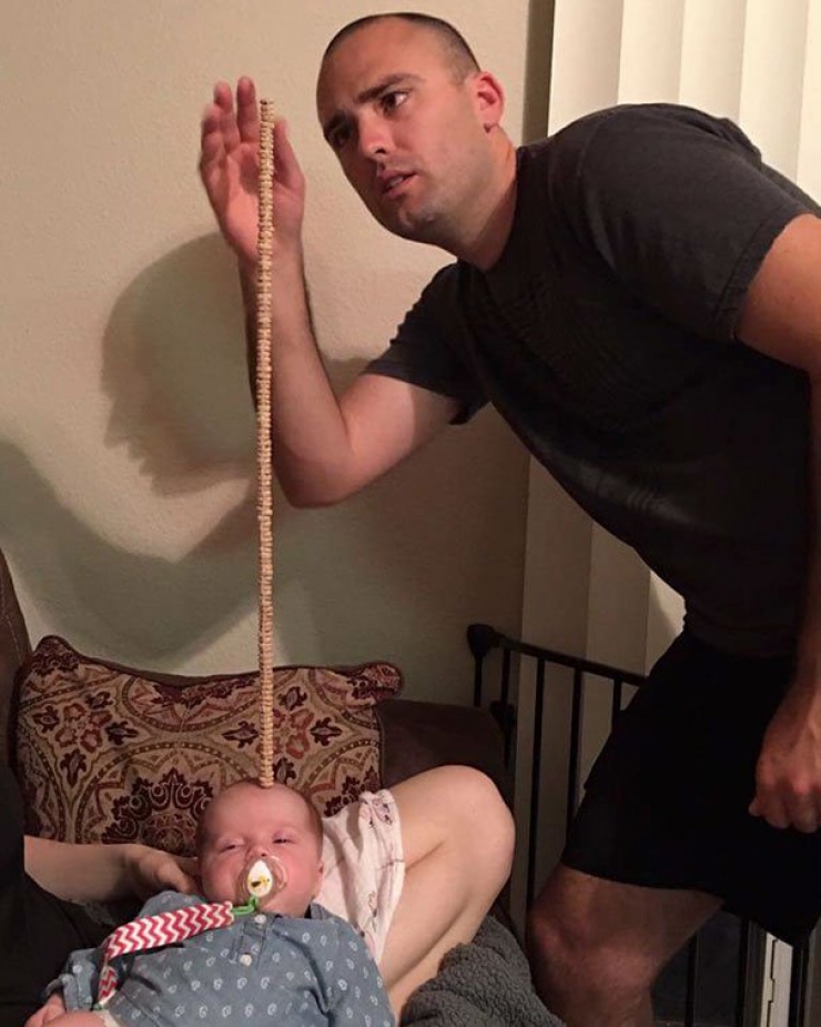 Illustration de l'article : Dads have a new challenge on the internet: stacking the most Cheerios on their sleeping babies!