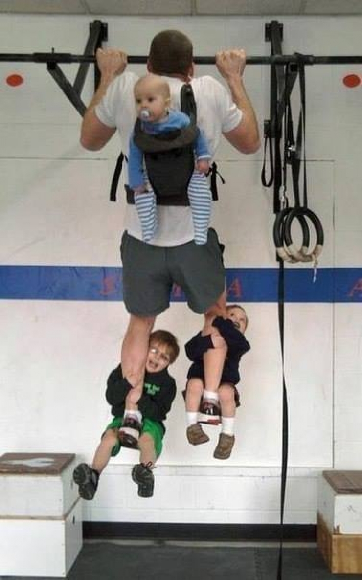 Illustration de l'article : A father will do anything for his child! These 17 photos prove it, and it's so cute...