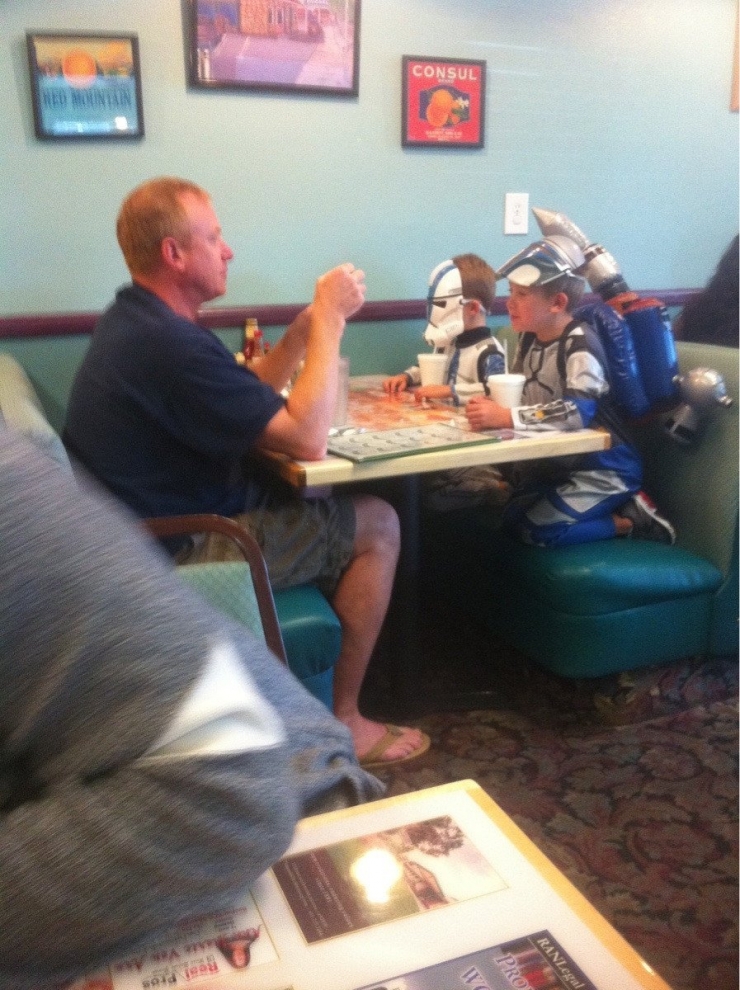 Illustration de l'article : A father will do anything for his child! These 17 photos prove it, and it's so cute...